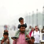Public walking on a street covered in smog, in New Delhi PIC CREDIT: apnanews.com