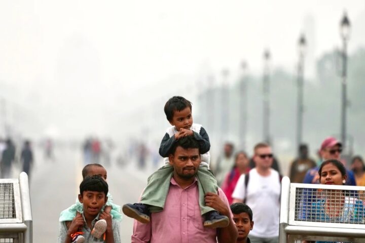 Public walking on a street covered in smog, in New Delhi PIC CREDIT: apnanews.com