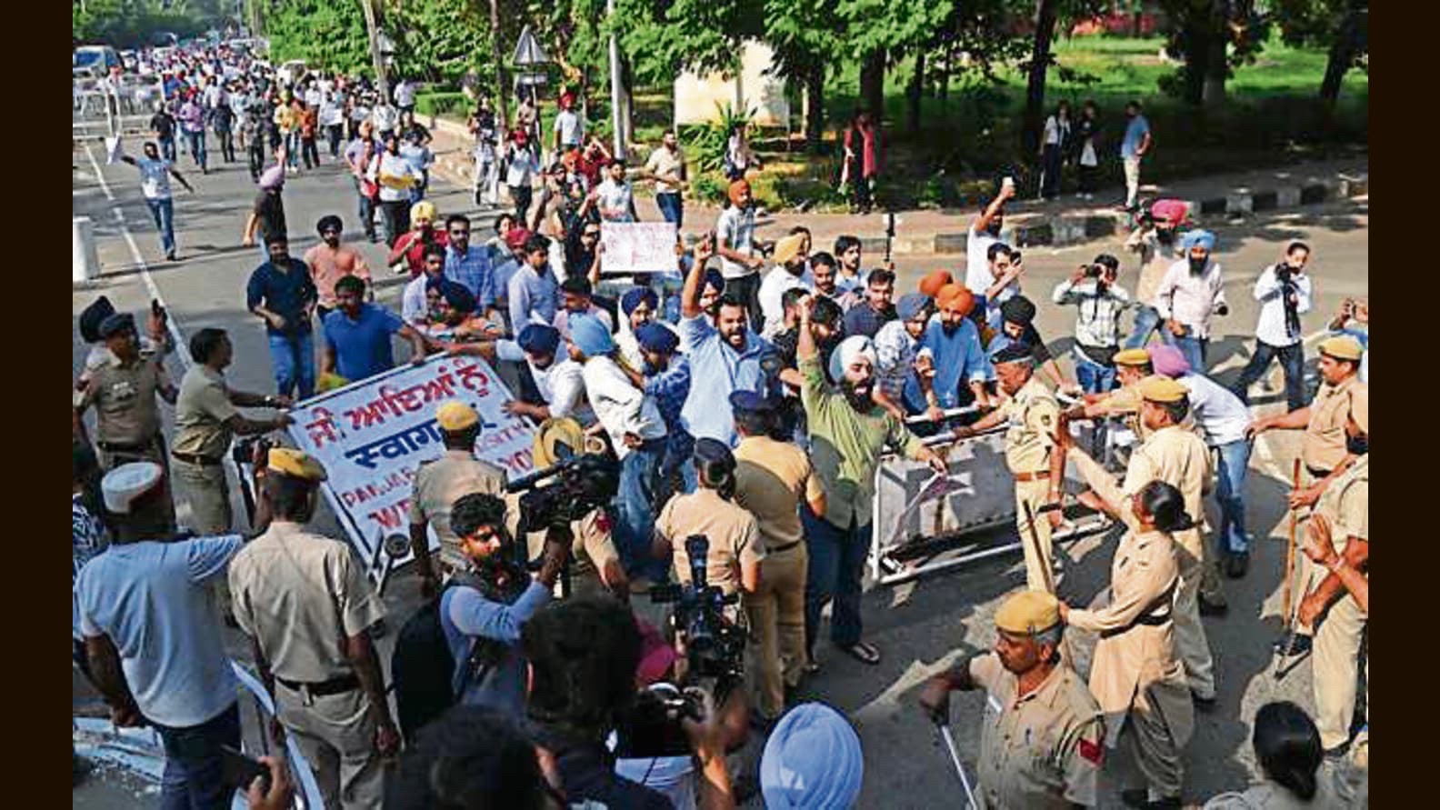 students protesting at panjab university campus over the no protest affidavit in chandigarh.