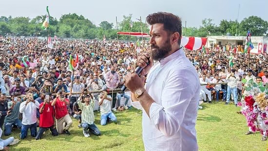 Chirag Paswan addressing a crowd during Bihar 2025 elections, highlighting NDA's growing support.