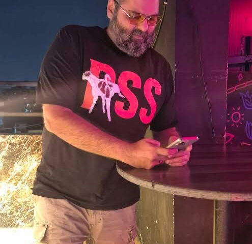 Kunal Kamra sparked a new controversy by sharing a photo on social media in which he is seen wearing a t- shirt allegedly mocking the RSS (Photo: X)